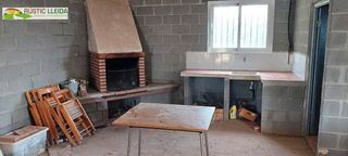 Local commercial à Puiggròs. Almacén con finca de regadío de 11.000 m2.