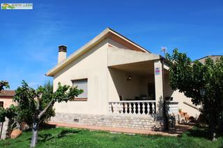 Chalet à Santa Coloma de Queralt. Chalet de unos 119 m2 con anexo y jardín de unos 350 m2 en saval