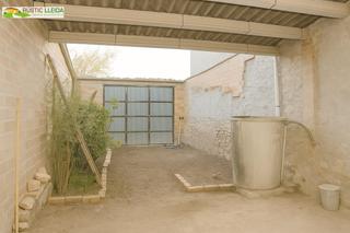 Local commercial à Sant Martí de Riucorb. Almacén con parte cubierta y agua en sant martí de maldà.