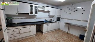 Casa adossada a Arbeca. Casa grande con garaje, terraza y 5 habitaciones en arbeca.