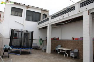 Casa a Ivars d�Urgell. Una casa con acceso desde dos calles y un sinf�n de posibilidade