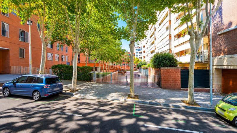 Foto 47b05642-f48f-49b9-9e08-509f5db98e1b. Aparcament cotxe a La Vila Olímpica del Poblenou Barcelona