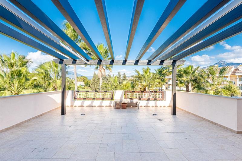 Foto abeae920-e9ec-47d3-be35-0a3e57f6f032. Penthouse in urbanizacion n andal a blanco 1 in Nueva Andalucía centro Marbella