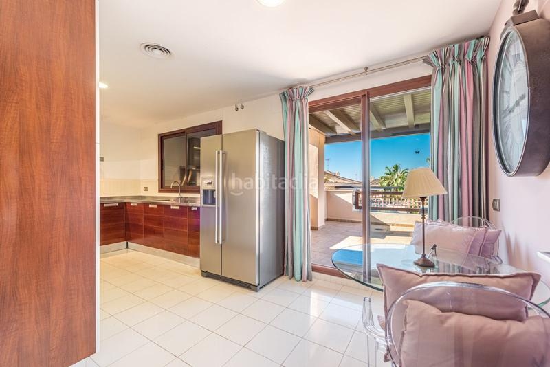 Foto f01d965f-f9c5-4f8f-a7e7-cb593177687b. Penthouse in urbanizacion n andal a blanco 1 in Nueva Andalucía centro Marbella