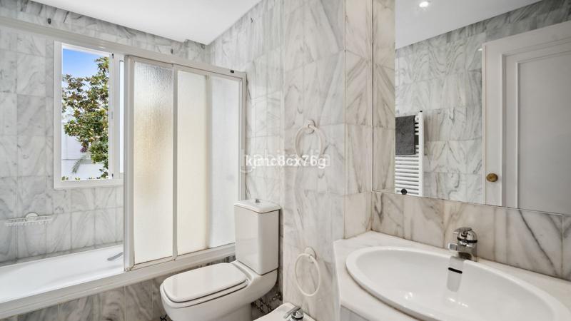 Foto 934d92ee-c8f3-451d-9225-64a2d29d733c. Duplex dans urbanizacion Marbella real 269 dans La Carolina - Guadalpín Marbella