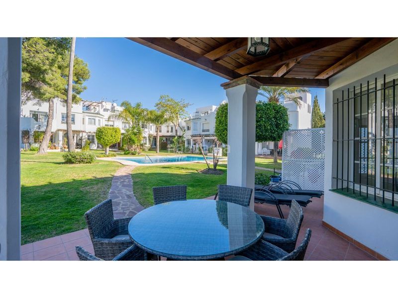 Foto 454788a0-af6b-4d5f-b2c3-56eedee0a1cb. Maison jumelée dans calle sirio 18 dans Los Naranjos Marbella