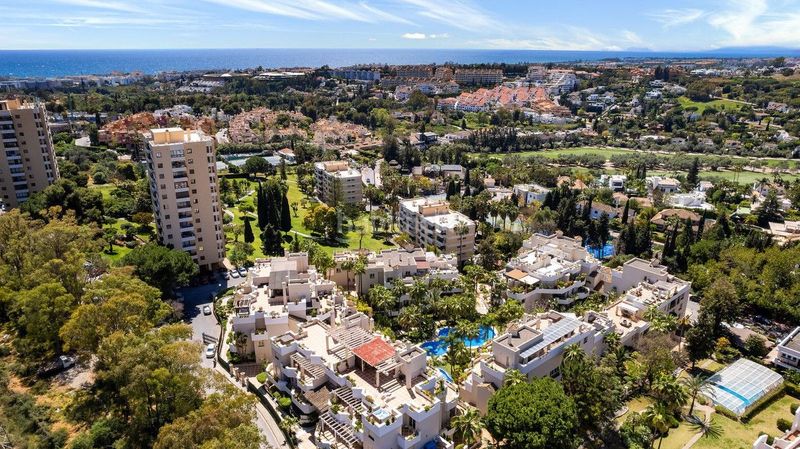 Foto e444a2ac-3617-4376-bea2-4c16cad2aa0e. Piso en avenida del prado 101 en Las Brisas Marbella