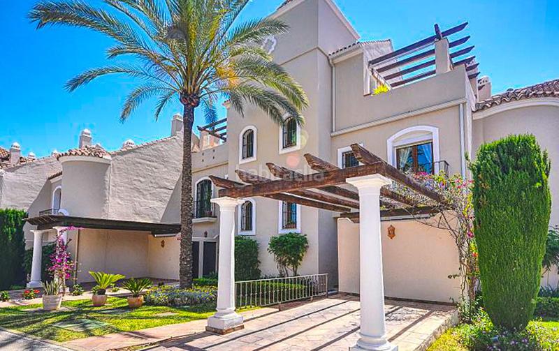 Foto 5d023800-52f9-49a3-a61b-f8b52f6c3ada. Semi detached house in calle calendula 51 in Paraiso - Barronal Estepona