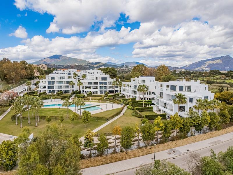 Foto d9273050-ee4f-439d-b36c-cc393e8741f6. Apartament a calle pico alcazaba 12 a Benatalaya Estepona