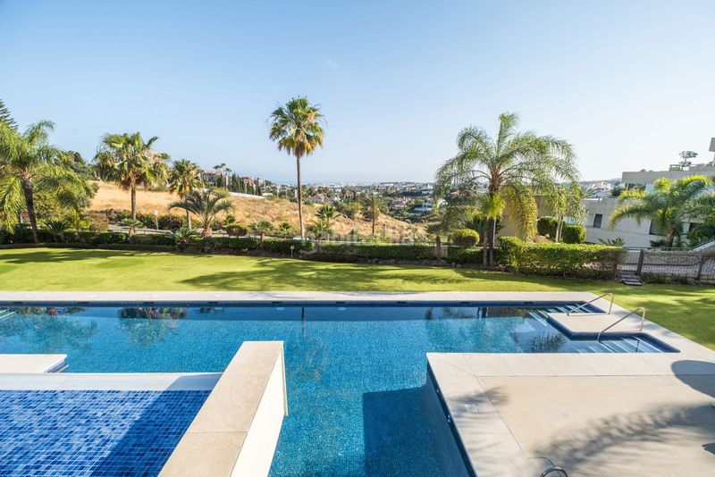 Foto 4eff1e91-0f48-45a0-83ee-31232d4fceb4. Apartament amb xemeneia piscina a La Dama de Noche - La Alzambra Marbella