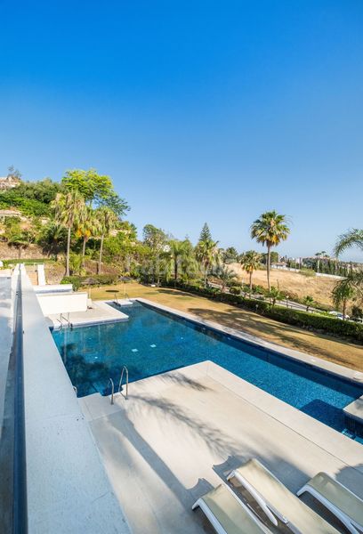 Foto 590a4550-c45f-49f2-a76e-33d874b9be96. Apartament amb xemeneia piscina a La Dama de Noche - La Alzambra Marbella