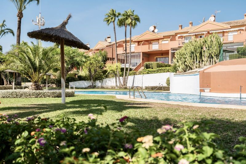 Foto 4acaa421-8e8f-400c-9b49-c78fc40c92d9. Casa adossada amb aparcament piscina a Nueva Atalaya Estepona
