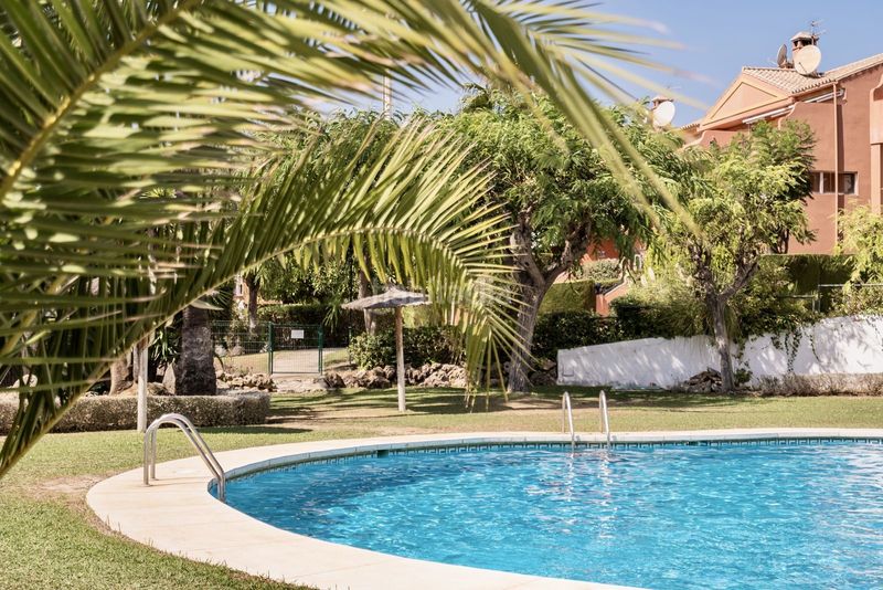 Foto a60f6c9d-f8da-4d0f-819e-98754b5c0ecd. Casa adossada amb aparcament piscina a Nueva Atalaya Estepona