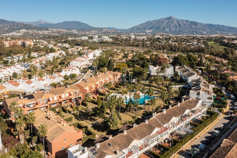 Foto fb68d30a-8015-4c8a-b520-7039cb383288. Casa adossada amb aparcament piscina a Nueva Atalaya Estepona