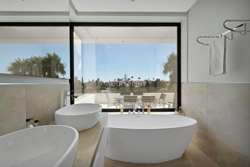 Foto ffff15db-8121-4906-9e99-bb0b8cde6e5c. Casa a urbanización zarza del paraíso 4 a Paraiso - Barronal Estepona