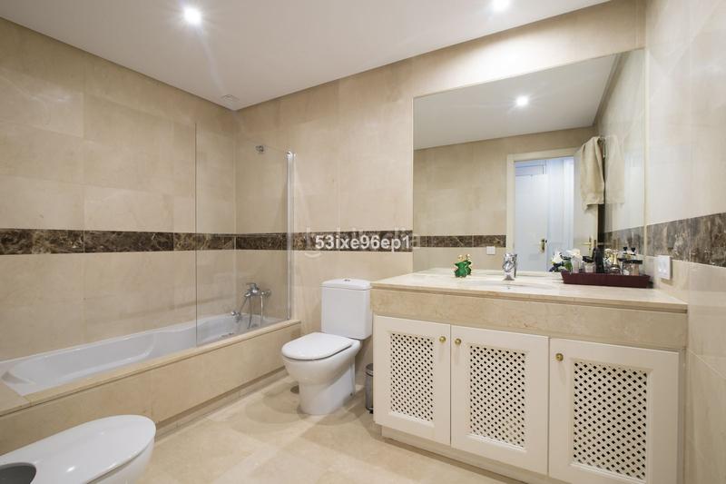 Foto 27d12f46-6556-4f1d-9ed3-f0dfa99a4518. Appartement dans calle roma 3 dans La Alquería Benahavís