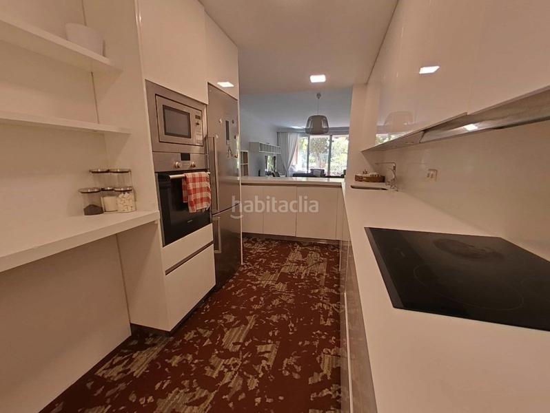 Foto c8bc393f-c5cf-4571-bdd3-acda7fe6229c. Apartamento en calle alminar 5 - d 28 en Las Brisas Marbella