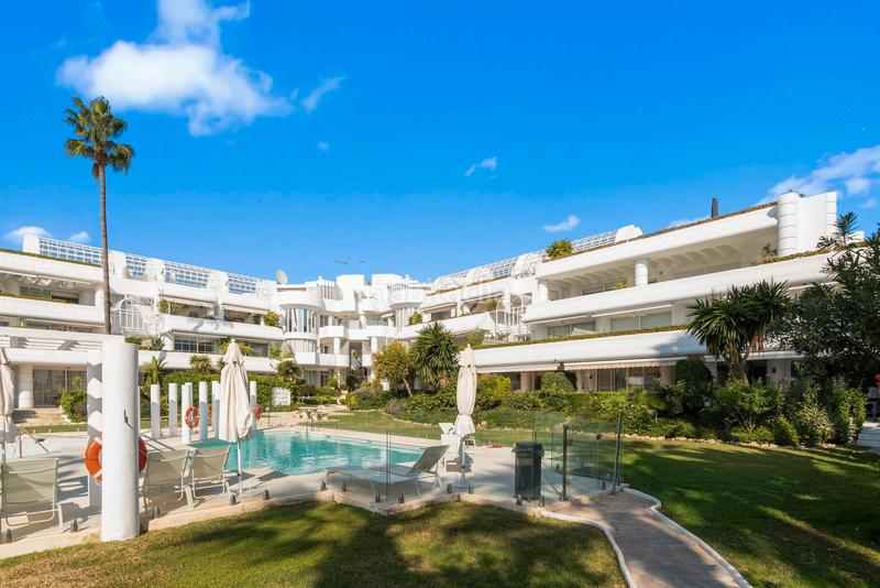 Foto 3c01fb27-d440-45cc-b5c5-9cab32e8134e. Apartamento en urbanización andalucía beach 168 en Estepona