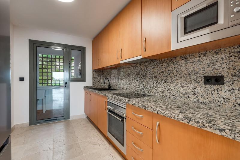 Foto aa832f27-21c1-4e8c-98ab-ec719761f4f2. Apartamento en calle pico alcazaba 21 en Benatalaya Estepona