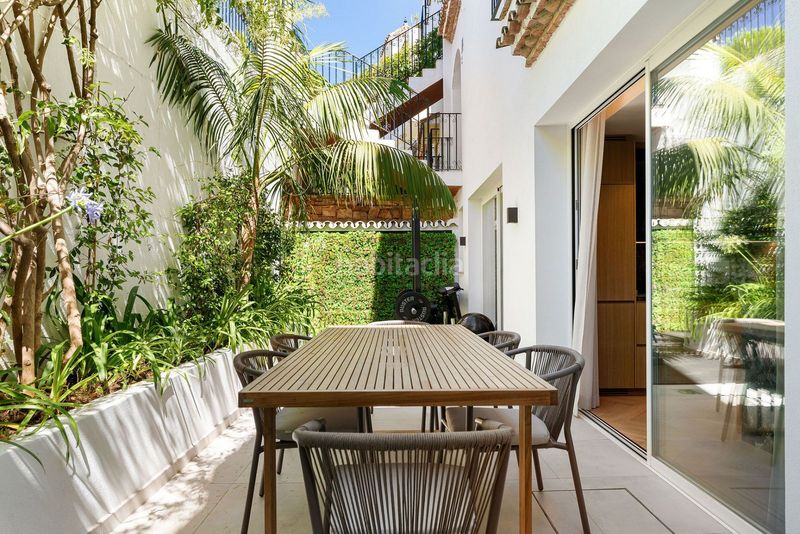 Foto 03ddec24-55ef-4037-9371-5958f43d7652. Casa adossada a carretera istán km. 2 a Nagüeles Alto Marbella