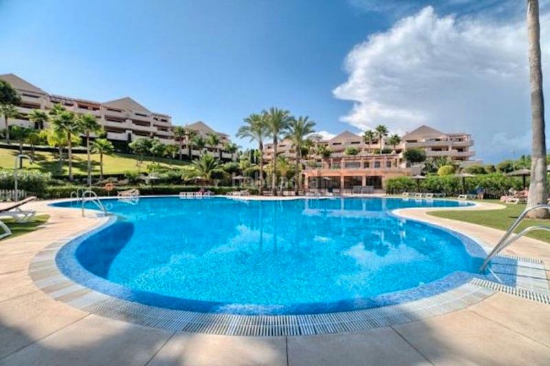 Foto f01e20c6-ffec-4dba-ab36-781617f1c2d7. Apartamento en urbanización lomas del conde luque 712 en Benahavís