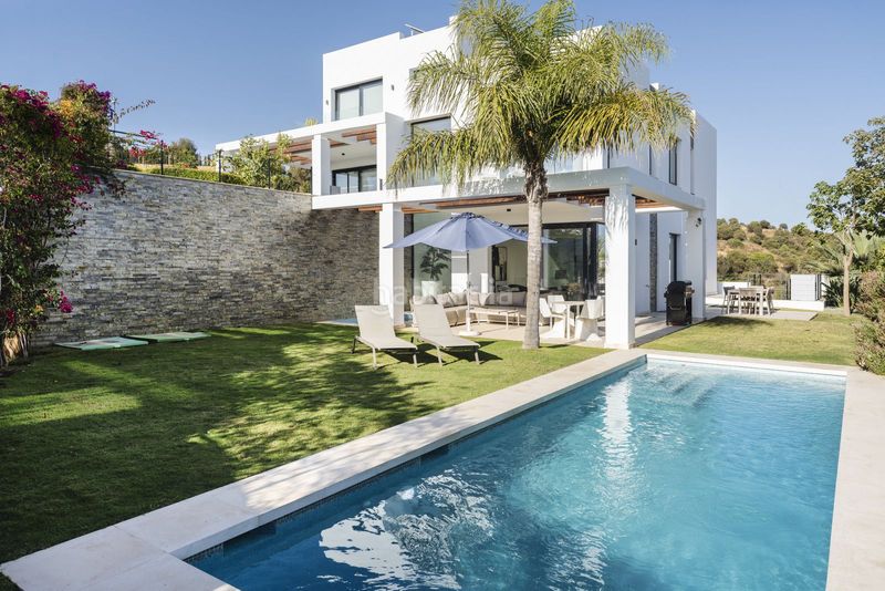 Foto 2f7e7eef-8f27-4e7e-86e0-ddeb620e3ffd. Casa bifamiliare con piscina in Cabopino - Artola Marbella