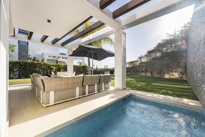 Foto 54649856-fc1e-46d0-9064-112543e375cf. Casa bifamiliare con piscina in Cabopino - Artola Marbella