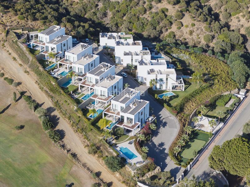 Foto a28d8781-2183-49fc-811d-191774a37916. Casa bifamiliare con piscina in Cabopino - Artola Marbella