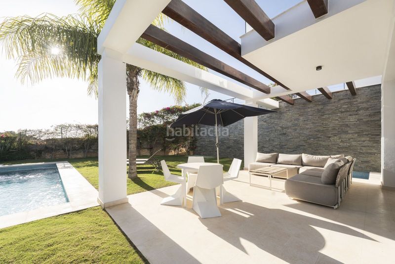 Foto b3d439da-b0fd-474c-a7d2-f480a11b6867. Casa bifamiliare con piscina in Cabopino - Artola Marbella