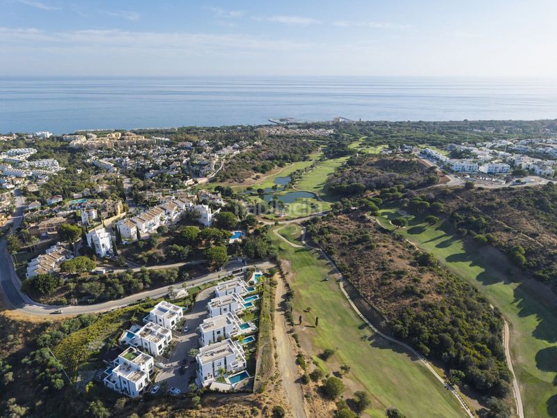Foto c0ed0d3d-7141-488b-b45f-c3af516f53bb. Casa bifamiliare con piscina in Cabopino - Artola Marbella