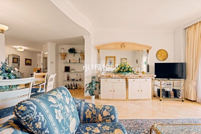 Foto e2cf77aa-5354-4995-9dda-e2822ebad382. Apartament a avenida de las cumbres 9a a Elviria Marbella