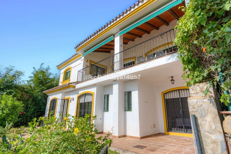 Foto 40b7b917-78c8-4fb9-845b-bd09e8f19dab. Casa aparellada a Riviera del Sol Mijas