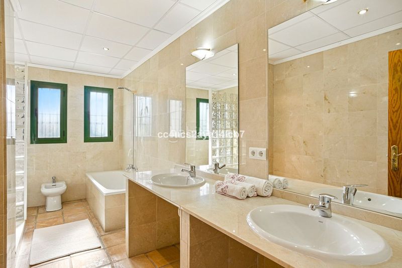 Foto 419f6f96-459d-44be-880b-4c12230a2800. Casa aparellada a Riviera del Sol Mijas