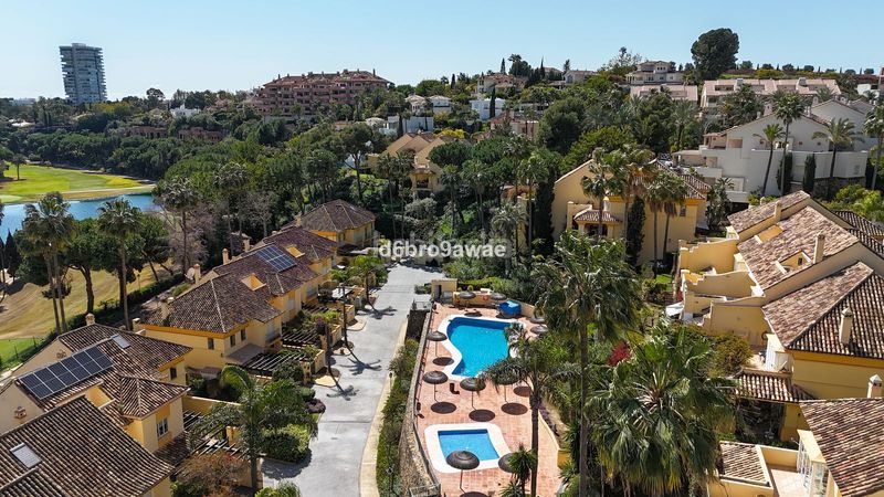 Foto b85cd447-8471-48b3-94dd-082c77877c66. Casa adosada en urbanización golf Río Real 1d en Río Real Marbella