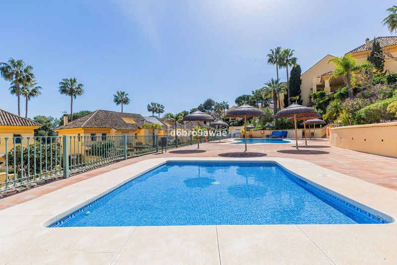Foto e8c18fa2-0620-4c72-afcf-9ed4f0dfb14f. Casa adosada en urbanización golf Río Real 1d en Río Real Marbella