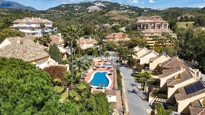 Foto f3e0ad77-8b3b-4760-acf9-58283fc8e72f. Casa adosada en urbanización golf Río Real 1d en Río Real Marbella