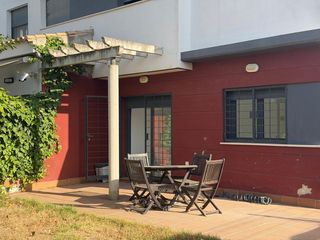 Semi detached house in Casines. Chalet adosado con amplio jardín y aparcamiento en casines