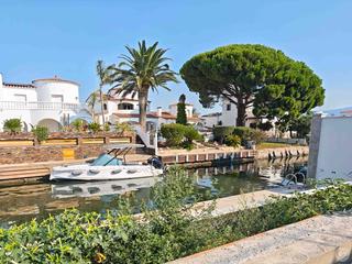 Casa a Cap Ras - Creus - Falconera. Descubre esta villa moderna y exclusiva en empuriabrava, diseñad