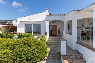 Casa adossada a Puig Rom-Canyelles-Almadrava. Exclusiva villa con vistas al mar en mas fumats roses, 283m cons