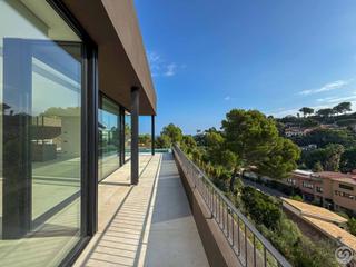 Casa adossada a Sa Riera-Sa Fontansa. Elegante casa de obra nueva en sa punta, begur, a solo 5 minutos