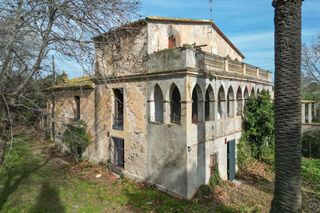 Mas�a en Castell� d�Emp�ries. Esta impresionante finca r�stica, situada a solo 5 km de la cost