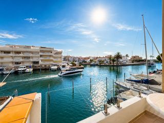 Casa aparellada a Salins - Cavall de Mar. Casa de pescador recién renovada en la marina de empuriabrava, c