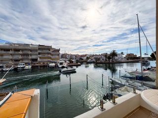 Casa aparellada a Salins - Cavall de Mar. Casa de pescador recién renovada en la marina de empuriabrava, c