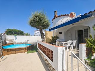 Casa adosada en Requesens. Casa independiente en el sector requesens de empuriabrava, a poc