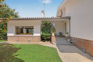 Casa a Fornells de la Selva. Encantadora casa independiente en girona, perfecta para familias