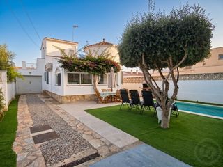 Casa adossada a Sant Maurici. Casa independiente en empuriabrava, en zona tranquila y bien com