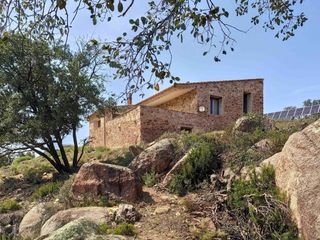 Country house in Jonquera (La). La casa de piedra llena de encanto con una vista impresionante d