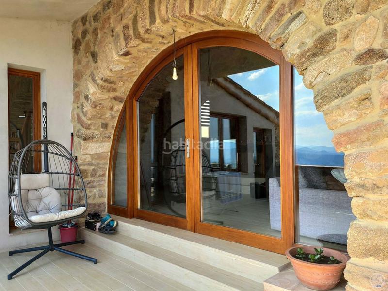 Foto 94c62c9f-bcb6-41af-a4d6-6732163accd4. Casa la casa de piedra llena de encanto con una vista impresionante de la cordillera de los pirineos así como una vista al mar desde la en Jonquera (La)