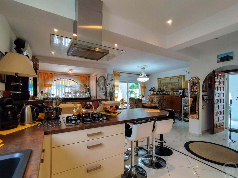 Foto 8fa45c05-f725-4e06-9b84-722953bcef23. Casa amb calefacció aparcament piscina a Peni Empuriabrava