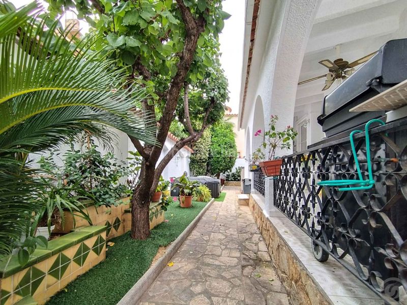 Foto a4764fce-0d63-40e4-b07e-0f215b7b1cc3. Casa amb calefacció aparcament piscina a Peni Empuriabrava